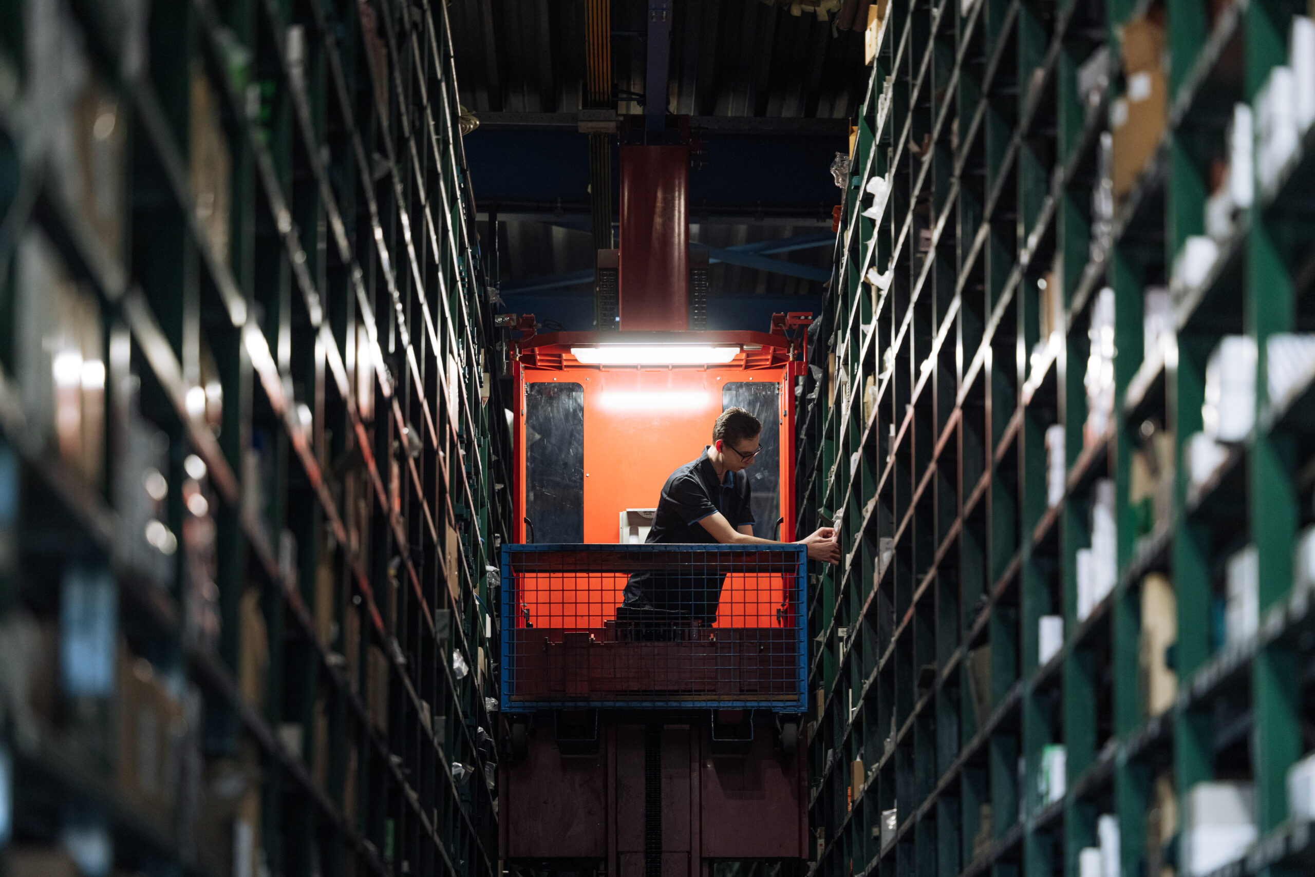 Medewerker Overveld techniek in magazijn